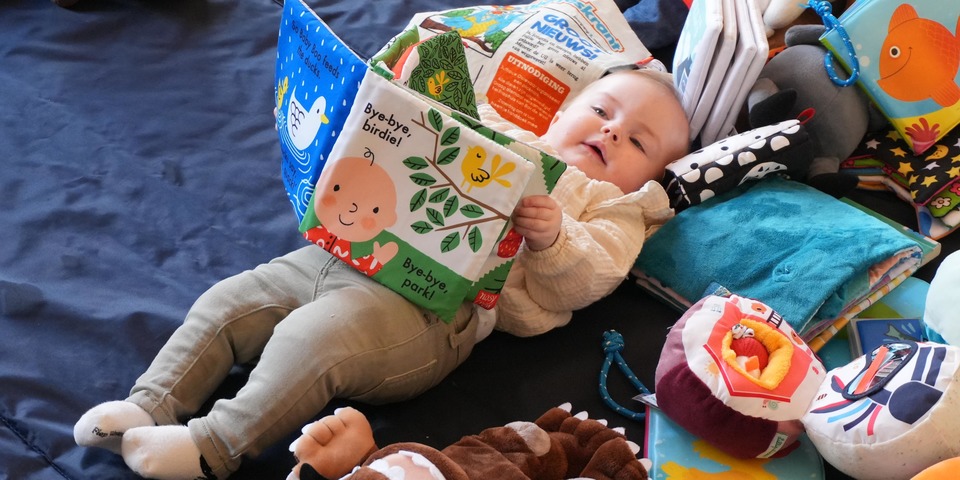 Baby met knisperboekje